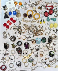 Lot 27 - Lge grp costume jewellery ,modern & vintage heaps rings & prs e