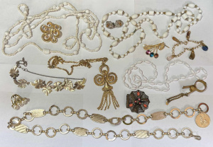 Lot 33 - Grp jewellery incl Vintage beads, gilt chain with pendant, belt, brooch
