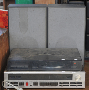 Lot 60 - Vintage Sanyo All-In-One Hi-Fi Stereo Music System Medel DXT 5502N with