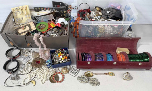 Lot 88 - Grp incl 2 boxes costume jewellery - necklaces Earrings, chains, bracel