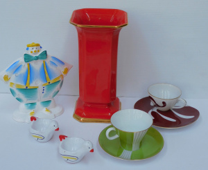 Lot 113 - Group of retro Italian and Japanese ceramics inc pair of signed Nino P