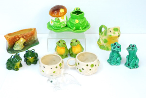 Lot 153 - Group lot of Frog themed items inc English Sandygate Ceramic log vase,