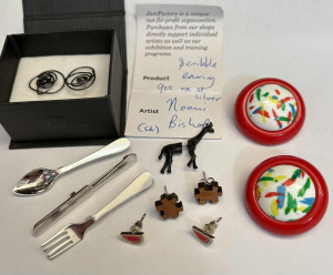 Lot 167 - Grp modernist designer jewellery - pr Naomi Bishop 925 oxidised Scribb