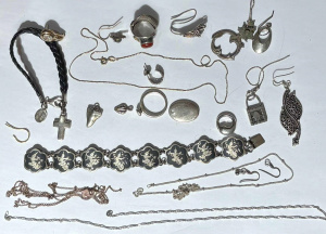 Lot 174 - Grp Silver jewellery incl Siam silver bracelet, chain, ring, charm, br