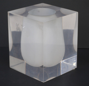 Lot 203 - Jonathan Adler Bel Air Scoop vase - 18 5cm H