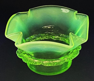 Lot 216 - Victorian Citrine Uranium glass bowl with flared Vaseline rim - Rim Di