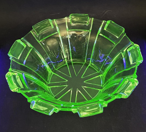 Lot 218 - Art Deco uranium glass bowl 22cm W
