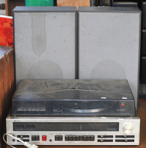 Lot 68 - Vintage Sanyo All-In-One Hi-Fi Stereo Music System Medel DXT 5502N with