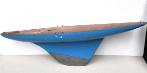 Lot 78 - Very large vintage pond yacht hull - 95cm L - af please note that there
