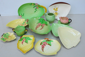 Lot 149 - Group lot Vintage Carlton Ware inc Mid Century Mimosa pattern triangle