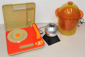 Lot 154 - Small group of retro plastic items inc 1980s Fisher-Price turntable, K