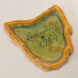 Lot 182 - Unmarked John Campbell Australian Pottery Tasmania shaped Souvenir Dis