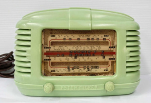 Lot 217 - 1939+ Astor Mickey green Bakelite valve Radio QK2749 - few minor crack