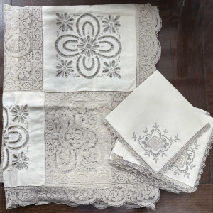 Lot 135 - Lge vintage as new Crochet lace & embroidered table cloth with 6 m