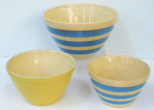 Lot 153 - 3 vintage Hoffman Pottery mixing bowls in various sizes, 2 with blue s