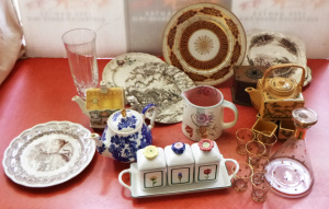 Lot 21 - Box lot ceramics & glass inc Sadler Blue & White & Cottage