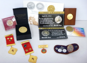 Lot 29 - Group of commemorative medallions and coin inc mint cased 1970 James Co
