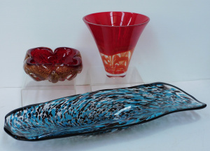 Lot 109 - 3 pces Glass inc Murano Ruby Bowl with exterior gold aventurine 20cm D