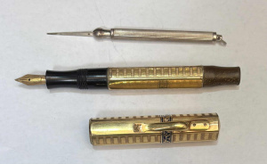 Lot 126 - 2 x items - ladies vintage fountain pen with 9ct nib marked plaque or