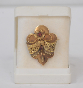 Lot 142 - c1900 pretty Brooch marked 9c with pierced work, applied flowers, garl