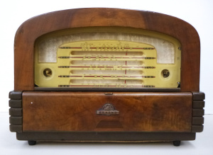 Lot 4 - Vintage Art Deco Astor valve radio with integrated record turntable - 44