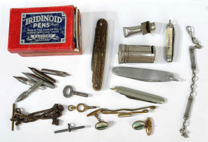 Lot 32 - Grp - Box dip pen nibs, 4 x pocket knives, Sixpence coin bank, watch ke