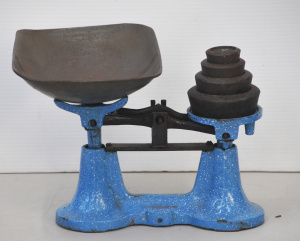 Lot 86 - Vintage Blue & White Speckled Enamel Kitchen Scales w Original Tray