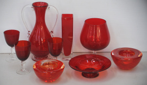 Lot 113 - Group lot of Ruby Glass inc Vase with twin clear handles & pedesta