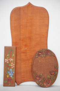 Lot 118 - 3 vintage decorative wooden items inc fiddleback honour board shield (