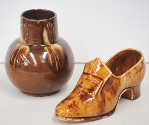 Lot 139 - 2 x pieces Vintage Bendigo Waverly Ware - Shoe ornament w small chip t