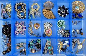 Lot 144 - Grp vintage jewellery incl Silver brooch af, rhinestone and other broo