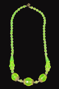 Lot 164 - Uranium Art Deco Citrine glass necklace - Faceted glass central sectio