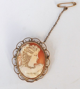 Lot 167 - Ladies 9ct Gold Cameo brooch - damage to shell at side