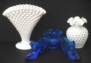 Lot 175 - Group of Fenton hobnail glass inc blue sugar bowl and 2 cat shoes, and