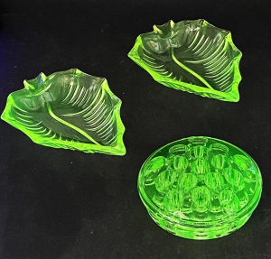 Lot 191 - Small group of vintage uranium glass inc pair of leaf dishes and a pla