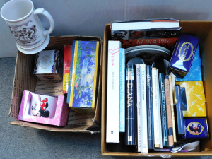 Lot 26 - Mixed lot of 2 boxes inc RoyalDianna memorabilia (books, spoons, cerami