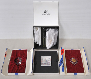 Lot 30 - 3 pces Boxed Swarovski Crystal inc 2 x Daisy Flower Ornaments - red &am
