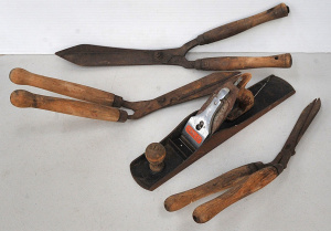 Lot 84 - Vintage Stanley Bailey 18 No 6 smooth bottom plane and 3 pairs of garde