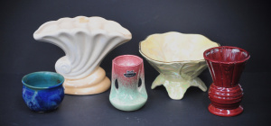 Lot 151 - 5 pces vintage Australian Pottery inc Barsony Yellow lustre footed bow