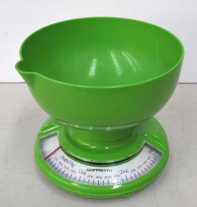 Lot 158 - Retro bright Green plastic Soffritto Kitchen Scales w matching bowl