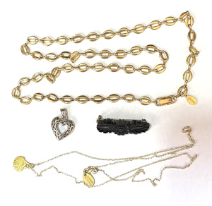 Lot 178 - 4 pces jewellery - c1900 carved black Jet bar brooch, necklaces, gold