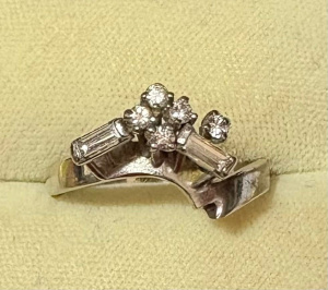 Lot 192 - Unusual 9ct white gold Diamond ring - TW approx 3 3grms
