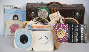 Lot 77 - Lot 45rpm Vinyl Singles & Suitcase Boombox Speaker incl Fast breede