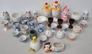 Lot 104 - Group vintage and modern egg cups inc mottled Bakelite, Arabia ware, f