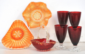 Lot 153 - Group lot Vintage Glass inc, Murano Basket with clear handle and gold