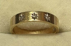 Lot 194 - 18ct gold band with three small diamonds - TW approx 3 8 grms