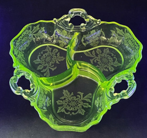 Lot 223 - Vintage Uranium Citrine American Cambridge glass divided bowl - floral