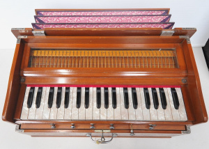 Lot 5 - Vintage Bina Model No 23B Portable 325 Octave 39 Key Harmonium