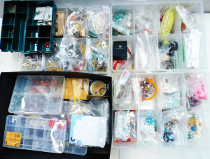 Lot 25 - Large lot of 4 large trays + extra of costume jewellery inc rings, broo