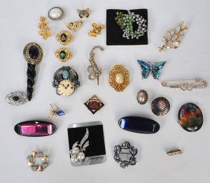 Lot 141 - Group lot Ladies Brooches inc Vintage - Diamante, Mouse, Butterfly, Sp